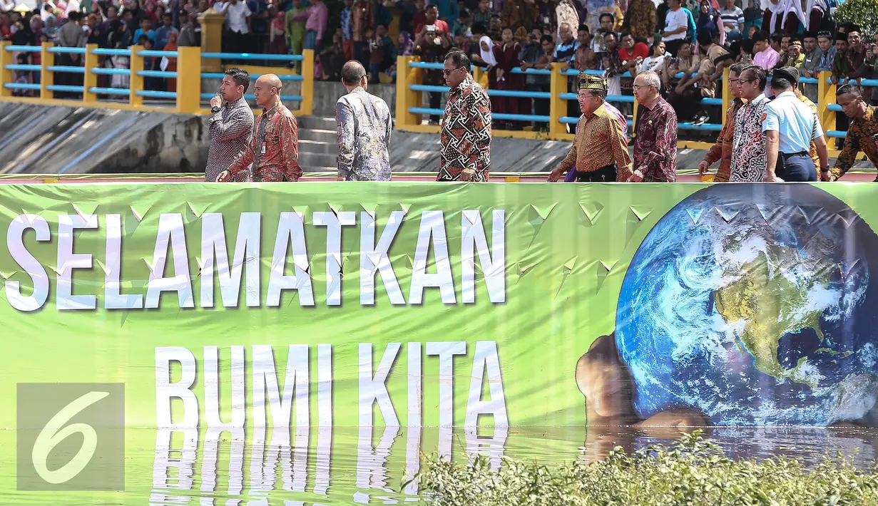 Wapres Jusuf Kalla bersiap melepas benih ikan patin di Sungai Siak, Riau, Jumat (22/7). Puncak Hari Lingkungan Hidup Sedunia Tingkat Nasional 2016 ini diikuti oleh 300 sampan dan mengangkat tema "Go Wild for Life". (Liputan6.com/Faizal Fanani)