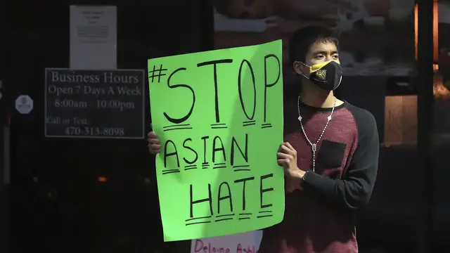 Jesus Estrella, berdiri di luar Youngs Asian Massage, lokasi penembakan pada Selasa (16/3/2021). (Curtis Compton/Atlanta Journal-Constitution via AP)