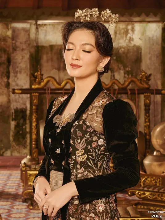 Penampilan Selvi Ananda di sini semakin memesona dengan padu padan kain batik sebagai rok, aksesori berupa bros dan hair piece yang membuat tampil bak ratu Jawa. [Foto: Instagram/doleytobing]