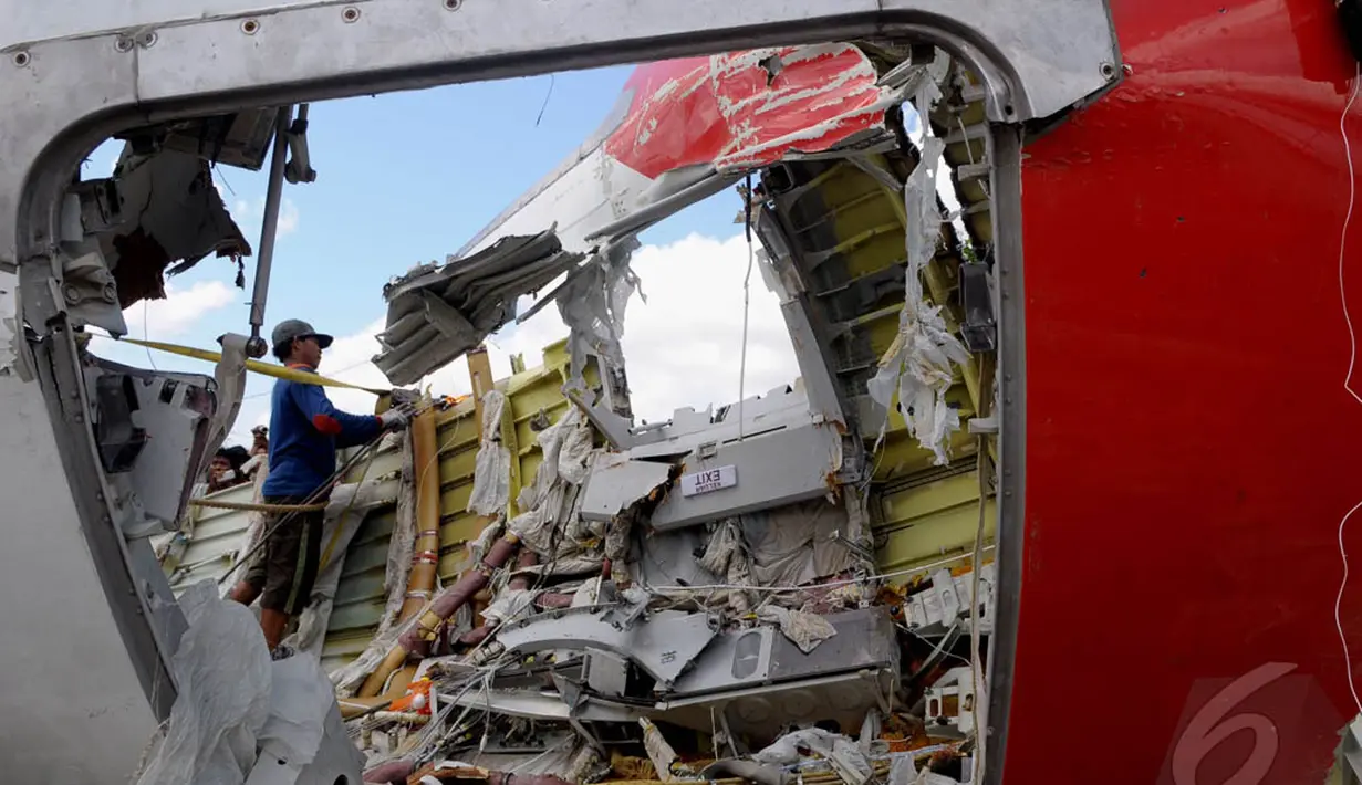 Petugas melakukan pemotongan bagian ekor pesawat AirAsia di Pelabuhan Panglima Utar, Kumai, Kalimantan Tengah, Senin (12/01/2015). (Liputan6.com/Andrian M Tunay)