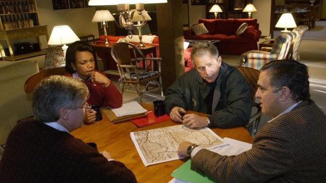 Presiden George W Bush menganalisis peta Afghanistan di Camp David