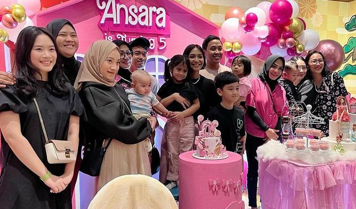 Dalam acara tersebut juga menjadi momen berkumpul Rieta Amilia atau Mama Rieta bersama para cucu tercinta. Selain Ansara dan sang adik, Aruni, tampak kedua putra Nagita Slavina Rafathar dan Rayyanza.