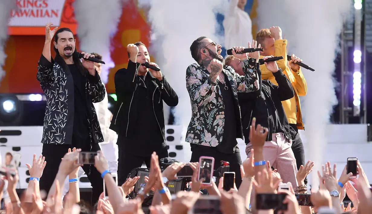 Aksi panggung Backstreet Boys saat menghibur penonton  ABC "Good Morning America" di SummerStage di Rumsey Playfield, Central Park, New York (13/7). (AFP Photo/Michael Loccisano)