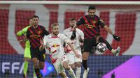 Riyad Mahrez dari Manchester City, kanan, ditantang oleh Konrad Laimer dari Leipzig selama pertandingan sepak bola leg pertama babak 16 besar Liga Champions antara RB Leipzig dan Manchester City di Leipzig, Jerman, Rabu, 22 Februari 2023. (AP Photo/Michael Sohn)