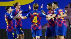 Para pemain Barcelona merayakan gol yang dicetak oleh Luis Suarez ke gawang Espanyol pada laga La Liga di Stadion Camp Nou, Rabu (8/7/2020). Barcelona menang 1-0 atas Espanyol. (AFP/Lluis Gene)