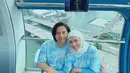 Tidak hanya seru bermain bersama anak-anak, Roger dan Cut Meyriska pun tidak ketinggalan untuk tampil mesra. Seru melihat pemandangan indah Singapura dari atas ketinggian, potret kebersamaan keduanya ini menuai banyak sorotan netizen. (Liputan6.com/IG/@rogerojey)