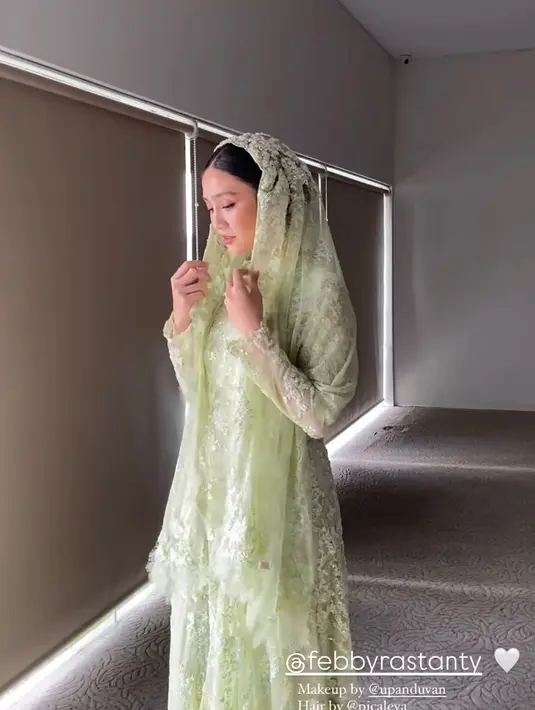 Dalam balutan lace dress berpayet lansiran @lacebyartkea dengan nuansa warna hijau yang lembut, Febby tampil begitu anggun dan memesona.  [@picaleva].