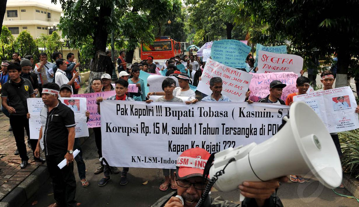 Ratusan massa dari LBH Masyarakat Toba Samosir berbondong-bondong mengepung Mabes Polri, Jakarta, Selasa (29/4/14). (Liputan6.com/Johan Tallo)
