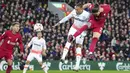 Pemain Liverpool, Darwin Nunez (kanan) mencetak gol pertama timnya saat laga lanjutan Liga Inggris 2022/2023 antara Liverpool melawan West Ham United di Stadion Anfield, Rabu (19 /10/2022). (AP/Jon Super)