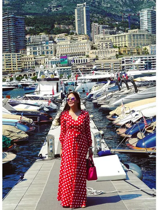 "Ya Allah 😍😍😍 langsung mimisan deh gue," tulis pemilik akun larasatimuu. "jelesss bun,,diiming2 mas ngganteng," tulis efdepe. "Aku jeles !! Ini chris cinta mati aku !!," tulis youfita. "Cucok mbak ....sip...lanjut," tulis nanangkushardianto.  