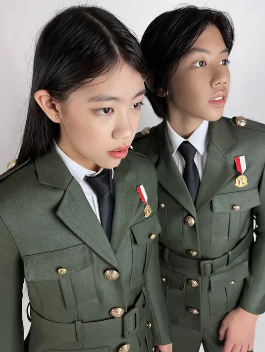 Menyalurkan seragam ala prajurit, Mischka dan Devon mengatakan jika aksi bela negara tidak hanya melalui pertempuran di medan perang saja. Namun kita bisa berjuangan dalam jalur akademis prestasi lainnya. (Foto: Instagram @mischkadevon)