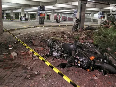 Kendaraan bermotor tertimbun reruntuhan bangunan parkir bertingkat akibat gempa di Mal Galeria, Ngurah Rai, Bali, Minggu malam (5/8). Gempa 7 SR sekitar 27 km Timur Laut Lombok Utara, NTB mengakibatkan bangunan parkir rusak. (Liputan6.com/Johan Tallo)