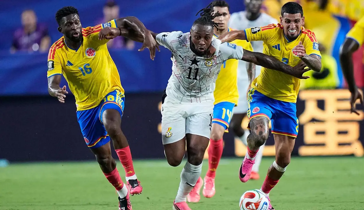 Pemain Ghana Antoine Semenyo berjuang merebut bola dari pemain Colombia Jefferson Lerma dan Daniel Munoz selama pertandingan sepak bola babak 32 besar Piala Dunia antara Kolombia dan Ghana di Kansas City, Mo, Jumat (03/07/2026). (AP Photo/Charlie Riedel)