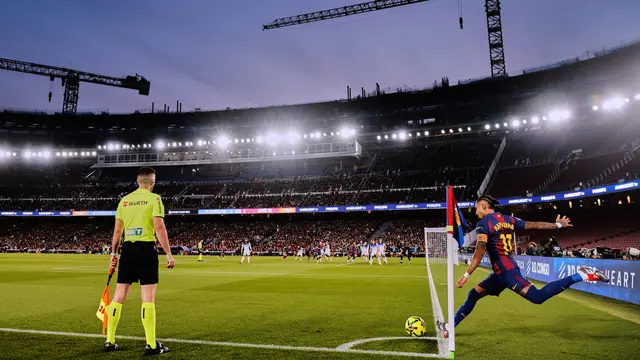 Raphinha dari Barcelona mengambil tendangan sudut