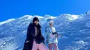 Ditemani anak semata wayangnya, Ayu Ting Ting pun menikmati momen serunya bermain salju usai naik kereta gantung. Salah satu tempat untuk menikmati kereta gantung di atas ketinggian dengan pemandangan salju adalah di pegunungan Swiss. (Liputan6.com/IG/@ayutingting92)