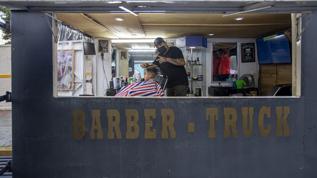 FOTO: Salon Rambut Keliling di Tengah Pandemi COVID-19