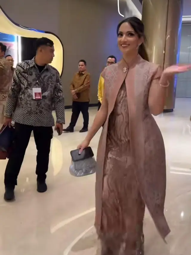 6 Gaya Elegan Nia Ramadhani Pakai Gaun Songket dan Tas Mewah Rp157 Jutaan saat Hadiri Achmad Bakrie Awards