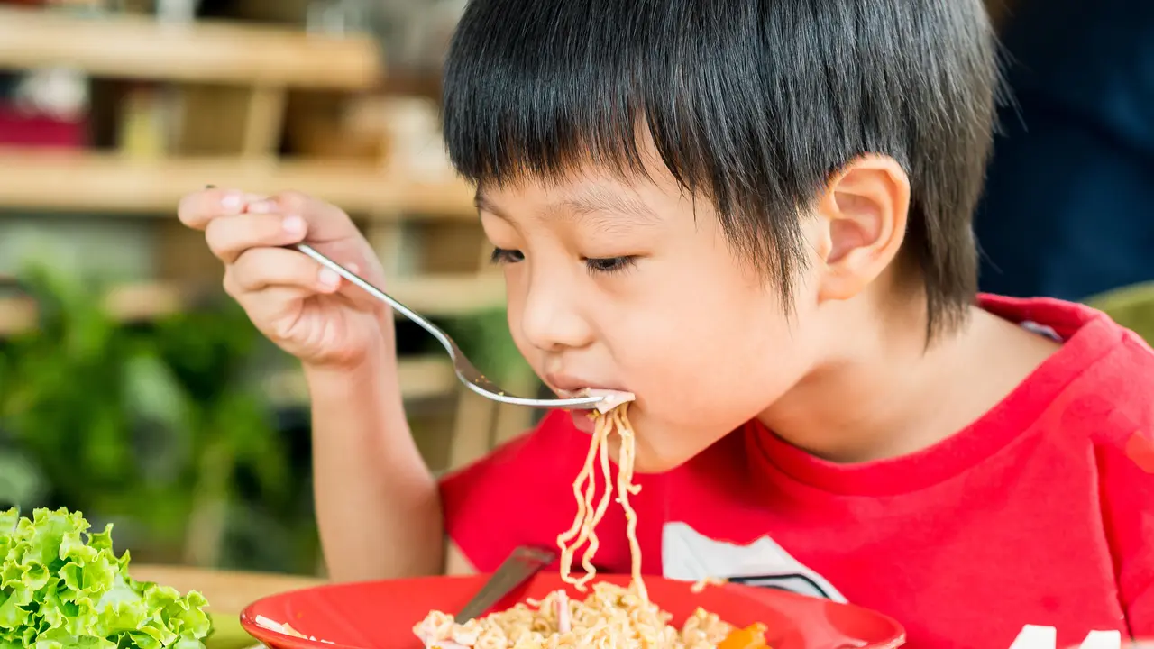 anak makan mi