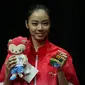 Atlet wushu Indonesia, Lindswell Kwok berfoto usai pengalungan medali SEA Games 2015 di SingaporeExpo, Singapura, Senin (8/6/2015). Lindswell berhasil meraih emas di nomor pedang TaijiJian dengan nilai 9.73 poin. (Liputan6.com/Helmi Fithriansyah)