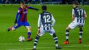 Pemain Barcelona Pedri (kiri) mencoba melakukan tembakan saat melawan Levante pada pertandingan La Liga Spanyol di Stadion Camp Nou, Barcelona, Spanyol, Minggu (13/12/2020). Barcelona menang 1-0. (AP Photo/Joan Monfort)