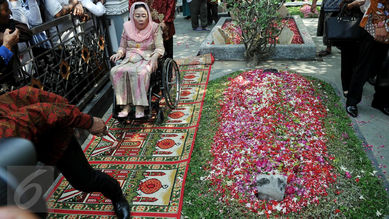20150804-Milad Gus Dur, Keluarga Lakukan Ziarah Bersama-Jatim
