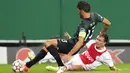 Pemain Sporting CP Luis Neto (kiri) berebut bola dengan pemain Ajax Steven Berghuis pada pertandingan Grup C Liga Champions di Stadion Alvalade, Lisbon, Portugal, Rabu (15/9/2021). Ajax menang 5-1. (AP Photo/Armando Franca)