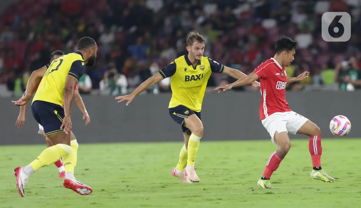 Hasilnya, Mark Harris berhasil mencetak gol cepat di menit ke-4 usai menerima umpan silang dari Matthew Phillips. (Liputan6.com/Helmi Fithriansyah)