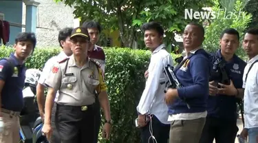 Wali Kota Tangerang Selatan Airin Rahmi Diany disambut tiga ledakan disposal bom saat ia mendatangi lokasi penggerebekan terduga teroris. 