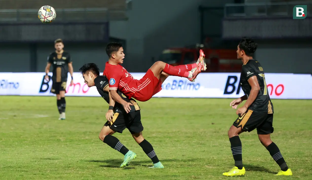 Pemain Persija Jakarta, Rio Fahmi, terjatuh saat berebut bola dengan pemain Dewa United, Natanael Siringoringo pada laga BRI Liga 1 di Stadion Indomilk Arena, Tangerang, Senin (10/4/2023). Persija menang dengan skor 1-0.  (Bola.com/M Iqbal Ichsan)