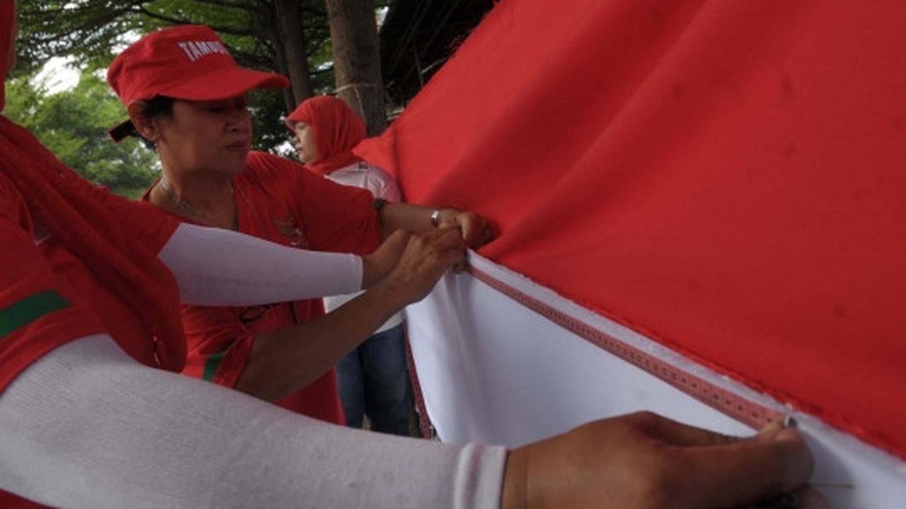 Sambut 17 Agustus, kaum hawa lomba jahit bendera merah putih raksasa
