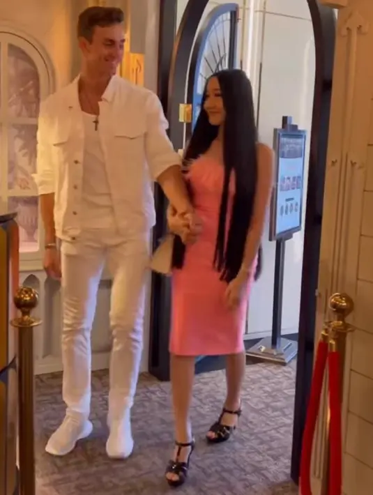 Sementara sang kekasih tampil dalam balutan busana serba putih, mengenakan jaket, sleeveless top dan long pants. [Foto: IG/lucintaluna_manjalita].