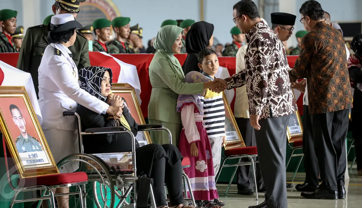 Mendikbud Anies Baswedan memberikan ucapan bela sungkawa kepada keluarga korban jatuhnya Helikopter TNI AD di Hanggar Skadron Udara 17 Lanud Halim Perdanakusuma, Jakarta, (22/3). Peristiwa tersebut menewaskan 13 prajurit TNI. (Liputan6.com/Faizal Fanani)