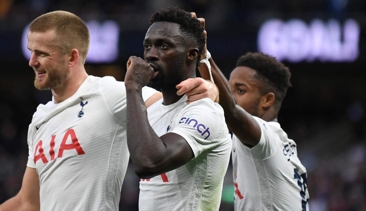 Davinson Sanchez. Pembelian termahal Tottenham Hotspur di era Mauricio Pochettino ini didatangkan pada awal musim 2017/2018 dari Ajax senilai 42 juta pound. Hingga kini ia masih menjadi andalan di posisi bek tengah dan telah tampil 171 laga dengan torehan 5 gol dan 1 assist. (AFP/Daniel Leal)
