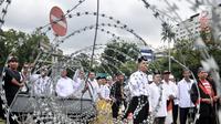 Massa FCKK Jawa Timur menggelar aksi di depan Istana, Jakarta, Senin (11/3). Mereka menuntut pemerintah segera menerbitkan NIP serta SK PNS kepada 1.357 tenaga honorer K2 yang telah lulus ujian CPNS jalur K2. (merdeka.com/Iqbal S. Nugroho)