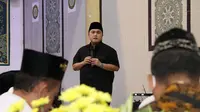 Menteri BUMN Erick Thohir bertemu dengan Pengasuh Pondok Pesantren Annuriyyah Kaliwining, Jember, KH. Nur Sholeh. (Dok BUMN)