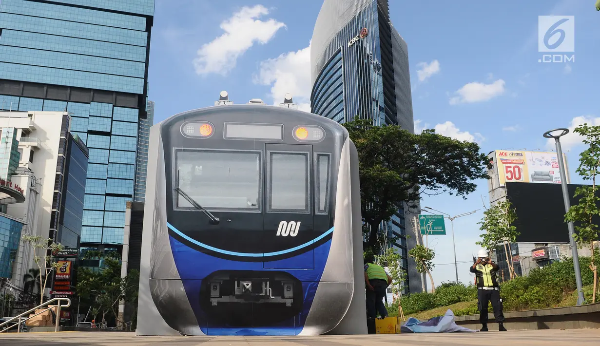 Petugas rapi-rapi di area mini information center Mass Rapid Transit (MRT) Jakarta di Stasiun Dukuh Atas, Jakarta, Jumat (4/1). PT MRT membangun pusat layanan informasi di Stasiun MRT Dukuh Atas. (Liputan6.com/Herman Zakharia)
