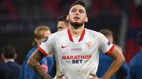 Pemain Sevilla, Lucas Ocampos, tampak kecewa usai dikalahkan Bayern Munchen pada laga Piala Super Eropa di Puskas Arena, Budapest, Jumat (25/9/2020) dini hari WIB. Sevilla kalah 1-2 oleh Bayern Munchen. (AFP/Tibor Illyes/pool)