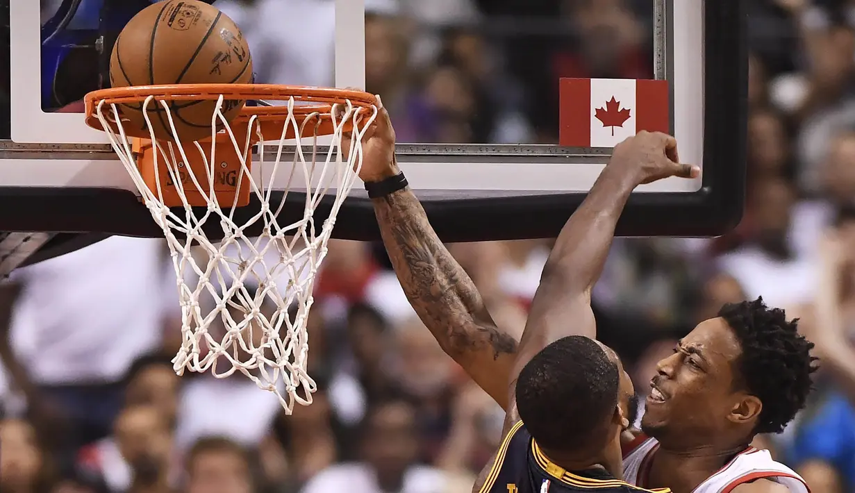 Pebasket Cleveland Cavaliers, Tristan Thompson, berusaha menghalangi pebasket Toronto Raptors, DeMar DeRozan pada laga Gim 3 semifinal Wilayah Timur di Air Canada Centre, Jumat (5/5/2017). Cleveland Cavaliers menang 115-94. (AP/Frank Gunn)