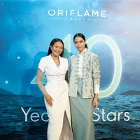 Yura Yunita dan Putri Marino berfoto bersama dalam acara 40th Anniversary Oriflame Indonesia. [Dok/Oriflame Indonesia]