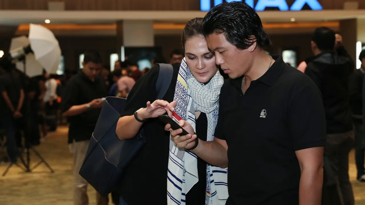 [Bintang] Mesra Bareng Pacar, Luna Maya Bahas Rogue One: A Star Wars Story