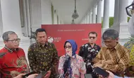 Ketua Dewan Pers Ninik Rahayu (tengah) di kawasan Istana Kepresidenan, Jakarta, Senin (6/2/2023). (Liputan6.com/ Lizsa Egeham)