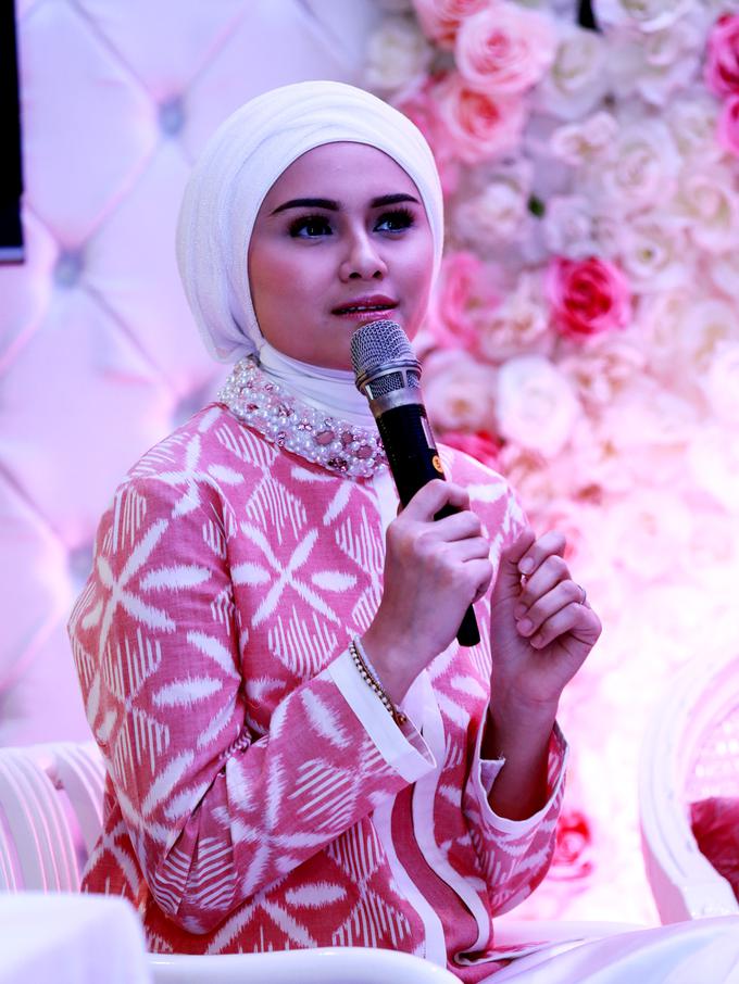 Zee Zee Shahab Ajarkan Anak Empat Bahasa - News & Entertainment Fimela.com