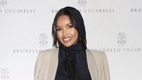 Halima Aden pakai hijab yang memperlihatkan rambutnya. (Dok: Instagram @halima)