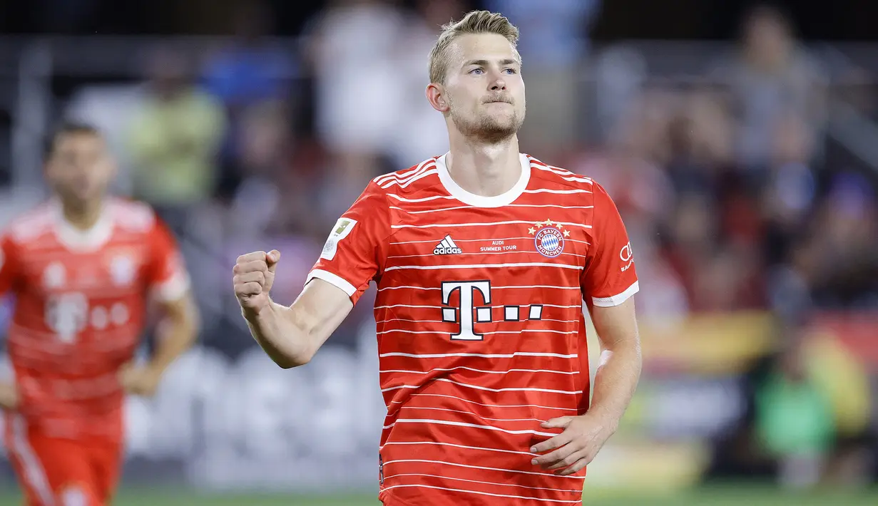 Matthijs de Ligt. Chelsea amat serius berburu pemain belakang usai ditinggal 2 andalannya, Andreas Christensen dan Antonio Rudiger di akhir musim 2021/2022. Bek tengah Juventus, Matthijs de Ligt pun sempat jadi incaran The Blues sebagai solusi jangka pendek. Namun, usai terjadi negosiasi antara kedua klub, nyatanya sang pemain lebih memilih hijrah ke Bayern Munchen. Ia pun diikat Bayern Munchen dengan biaya 67 juta euro dengan durasi kontrak hingga Juni 2027. (AFP/Getty Images/Tim Nwachukwu)