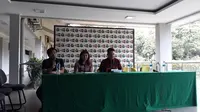 Sekjen PBS, Achmad Budiarto (kanan) dan Kabid Binpres PBSI, Susy Susanti, pada konferensi pers di Pelatnas Cipayung, Rabu (16/1/2018). (Bola.com/Yus Mei Sawitri)