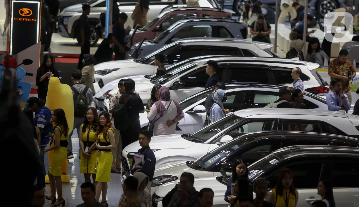 Pengunjung melihat mobil yang dipamerkan dalam Indonesian International Motor Show (IIMS) 2024 di JIExpo Kemayoran, Jakarta, Kamis (15/2/2024). (Liputan6.com/Herman Zakharia)