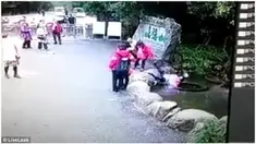 Beruntung wanita ini masih hidup dan dibawa ke rumah sakit karena shock berat.