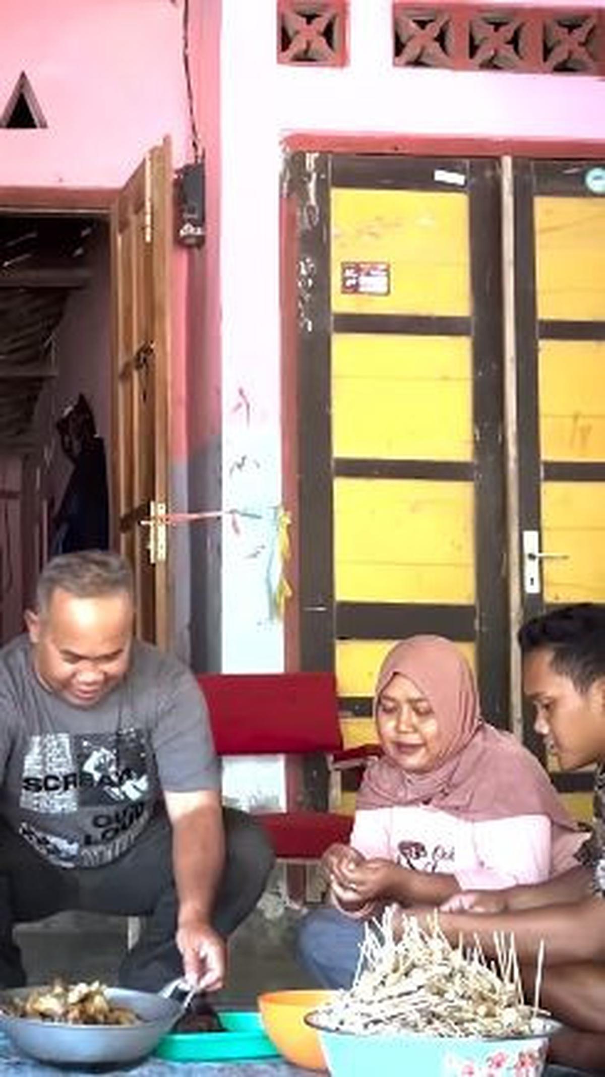 "Saya dan istri mempersiapkan bahan-bahannya dari rumah lalu saya keliling," sambungnya. <br>