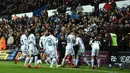 Swansea City. Klub profesional Wales ini sebelumnya bernama Swansea Town saat didirikan pada 1912 dan akhirnya berubah nama menjadi Swansea City pada 1908 dan menjadi salah satu klub terkuat di Wales. Swansea City mulai bergabung dengan sepak bola Inggris pada 1920 dan bermain di Football League Third Division. Di Premier league, Swansea total bermain selama 7 musim mulai 2011/2012 hingga 2017/2018. (AFP/Oli Scarff)