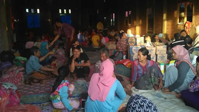 Ratusan pengungsi di Balaidesa dan SD Negeri Windusakti. (Foto: Liputan6.com/Tagana Banyumas/Muhamad Ridlo)